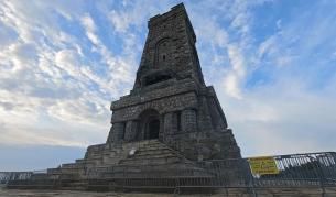 Скандал край Паметника на свободата на Шипка, двама са арестувани