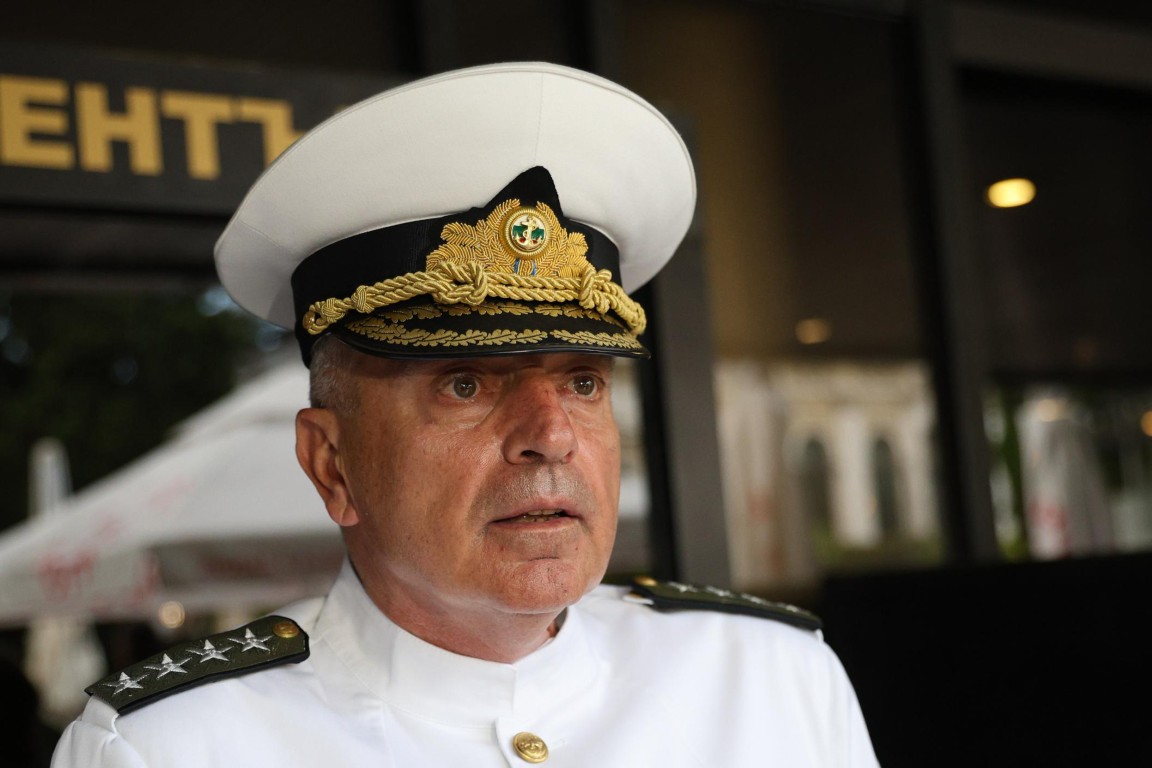 Началникът на отбраната адмирал Емил Ефтимов е подал оставка