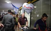 Посрещнаха пасажерите от злополучния полет на Flydubai, в който пилот нападна капитана