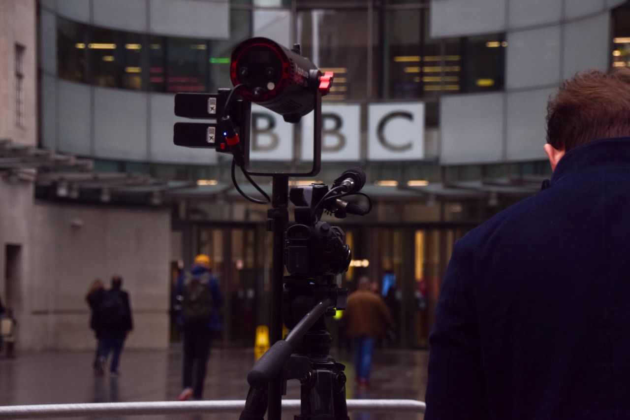 Професорът, чието семейство нахлу в ефира на BBC и взриви мрежата, показа как изглеждат децата му днес