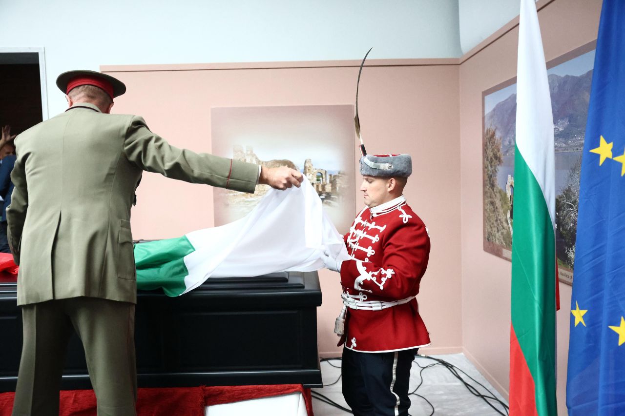 <p>Военно-транспортният самолет &bdquo;Спартан&ldquo;, пренасящ тленните останки на цар Самуил, навлезе в българското въздушно пространство. По-рано днес в Музея на византийската култура в Солун тленните останки бяха официално предадени на българската страна.</p>