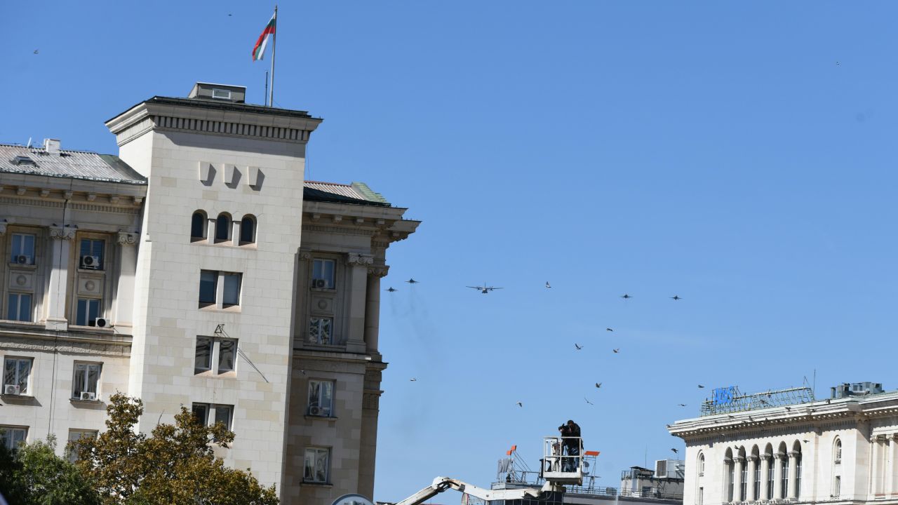 <p>Днес България посреща тленните останки на цар Самуил с държавна церемония на площад &bdquo;Княз Александър I&ldquo; с шествие до църквата &bdquo;Света София&ldquo;.</p>