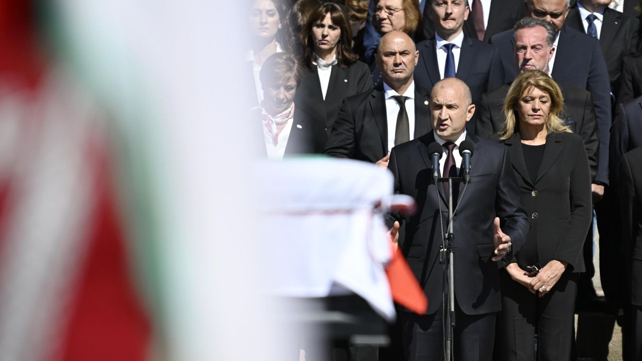 <p>Днес България посреща тленните останки на цар Самуил с държавна церемония на площад &bdquo;Княз Александър I&ldquo; с шествие до църквата &bdquo;Света София&ldquo;.</p>