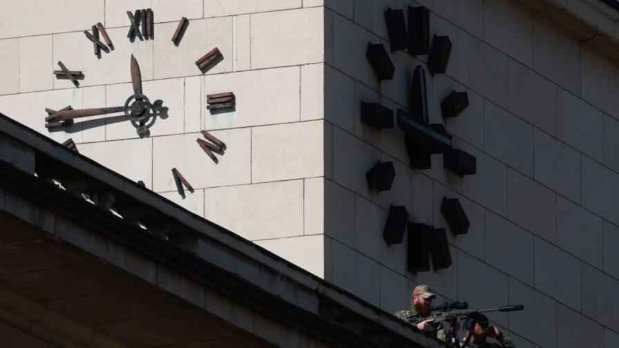 <p>Снайперисти с оптичен мерник и заглушител пазеха цар Самуил от БНБ (СНИМКИ)</p>