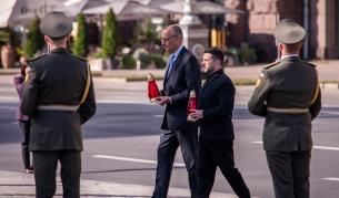 Президентът на Украйна Володимир Зеленски (вдясно) и германският канцлер Фридрих Мерц присъстват на възпоменателна церемония пред паметника на загиналите украински войници на Площада на независимостта в Киев, Украйна. 4 октомври 2026 г.