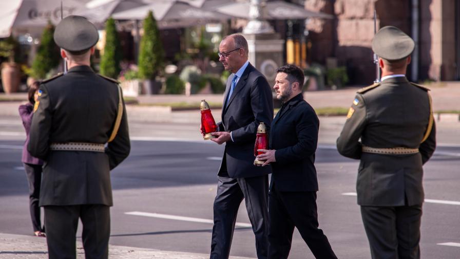 Президентът на Украйна Володимир Зеленски (вдясно) и германският канцлер Фридрих Мерц присъстват на възпоменателна церемония пред паметника на загиналите украински войници на Площада на независимостта в Киев, Украйна. 4 октомври 2026 г.
