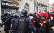 Арестуваха 17-годишен българин за побой над полицай по време на протестите във Франция