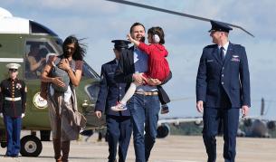 Инцидент на пистата: Уша Ванс се спъна на стълбите на хеликоптер с бебето си в ръце (ВИДЕО)