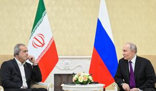 Президентите на Иран и Русия, Масуд Пезешкиан и Владимир Путин по време на среща на върха на ОНД, Туркменбаши, 08.10.2026 г.