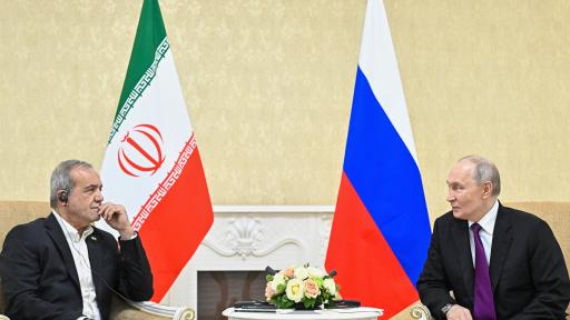 Президентите на Иран и Русия, Масуд Пезешкиан и Владимир Путин по време на среща на върха на ОНД, Туркменбаши, 08.10.2026 г.