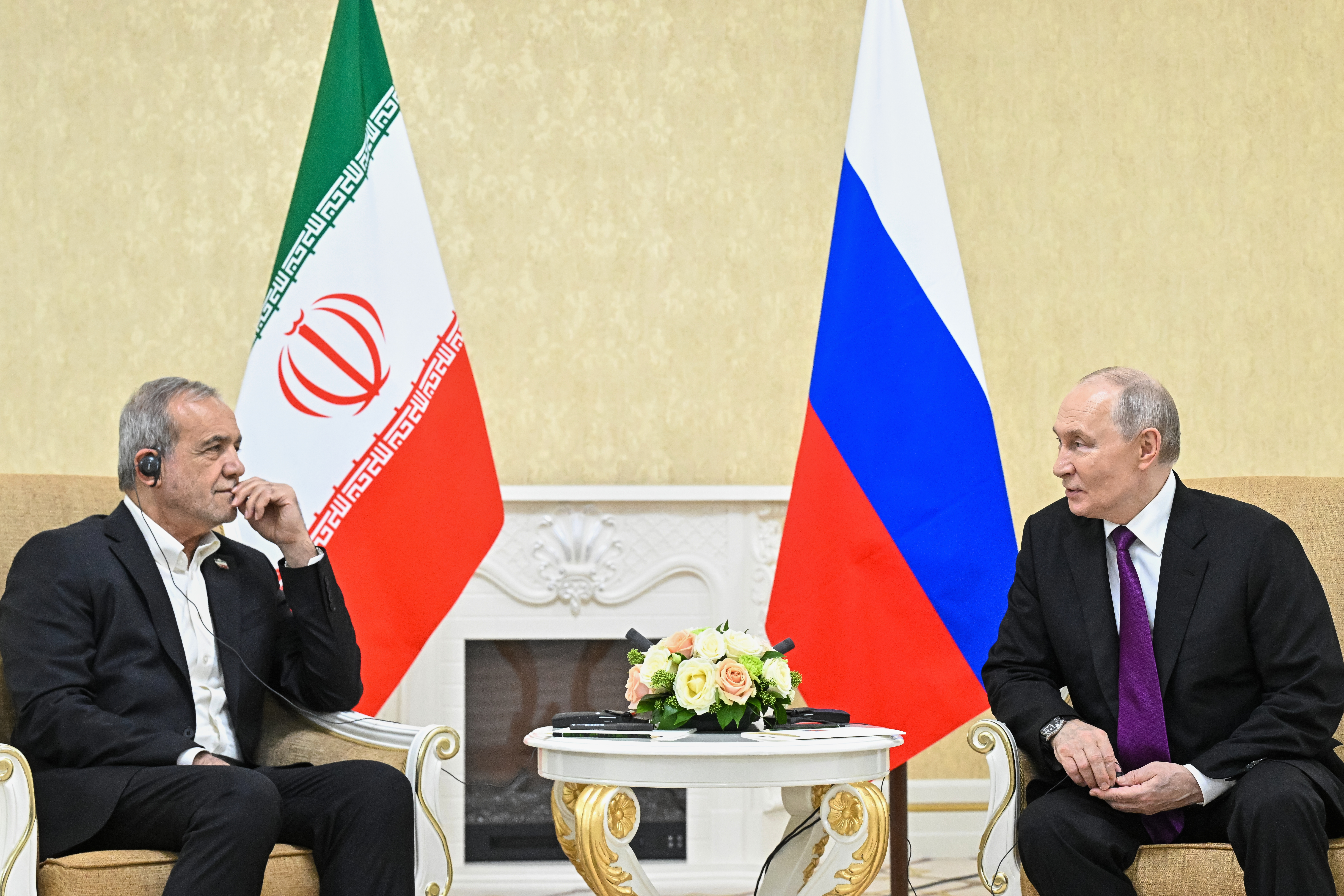 Президентите на Иран и Русия, Масуд Пезешкиан и Владимир Путин по време на среща на върха на ОНД, Туркменбаши, 08.10.2026 г.