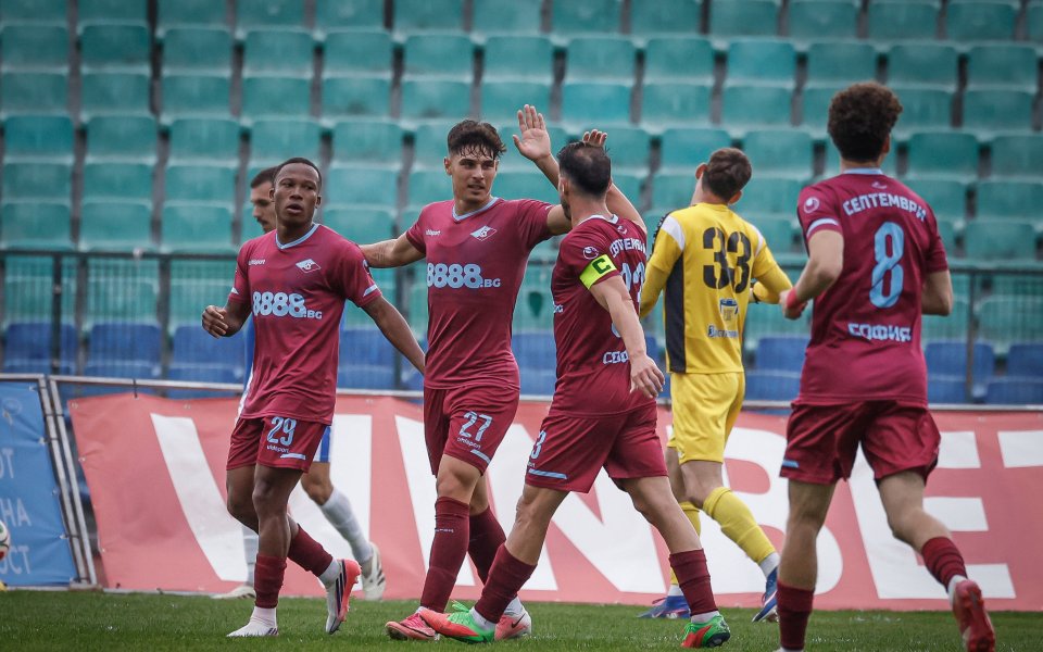 НА ЖИВО: Септември - Дунав 2:0, домакините пропуснаха дузпа