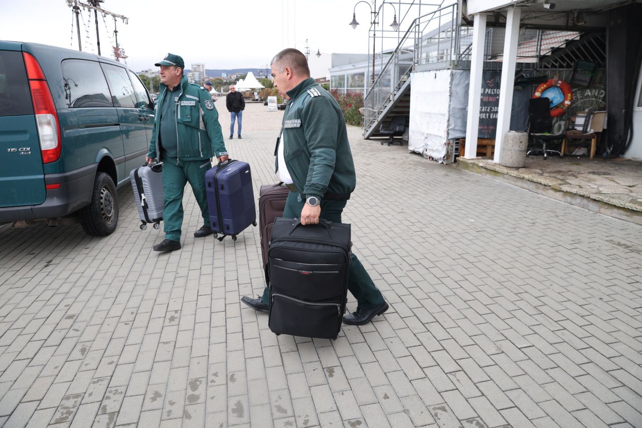<p>Членовете на екипажа на атакувания с дронове в Черно море малтийски товарен кораб пристигнаха безопасно на Морска гара във Варна след спешната спасителна операция.</p>