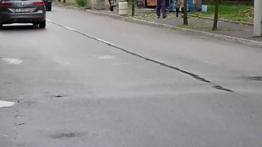 Кола блъсна възрастна жена и внука ѝ на пешеходна пътека в Русе, маркировката била изтрита