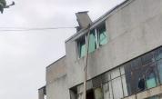 Ураганният вятър отнесе част от покрива на блок в Айтос