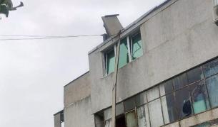 Ураганният вятър отнесе част от покрива на блок в Айтос