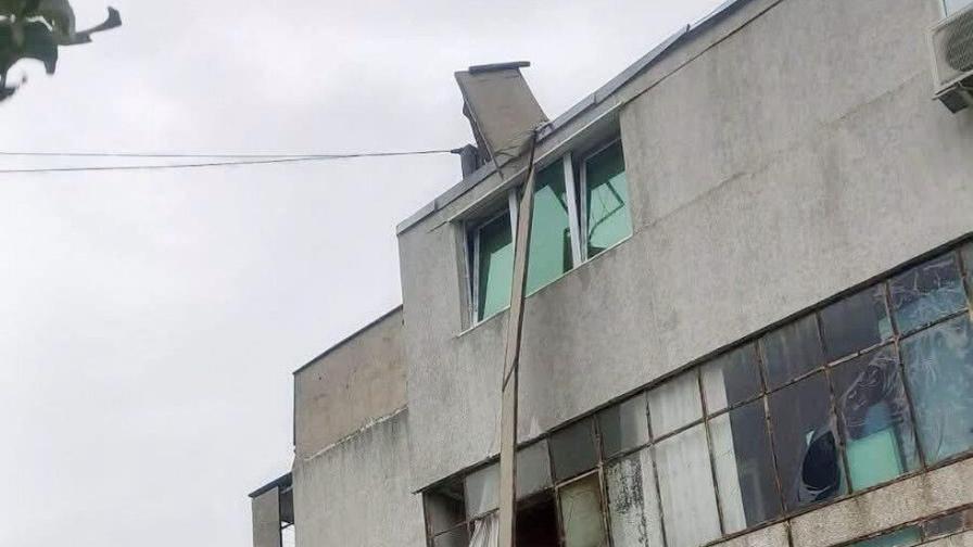 Ураганният вятър отнесе част от покрива на блок в Айтос