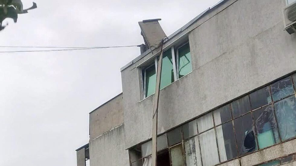 Ураганният вятър отнесе част от покрива на блок в Айтос