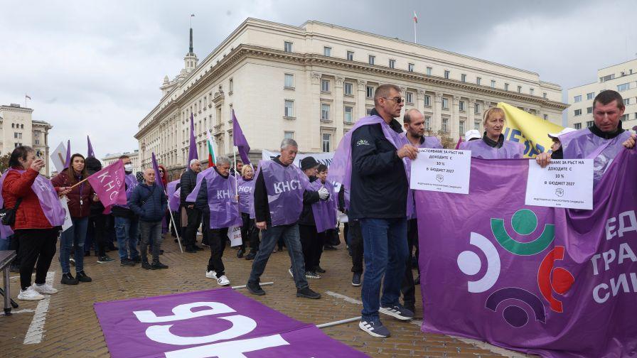 КНСБ на протест за по-високи заплати, автошествие блокира центъра на София