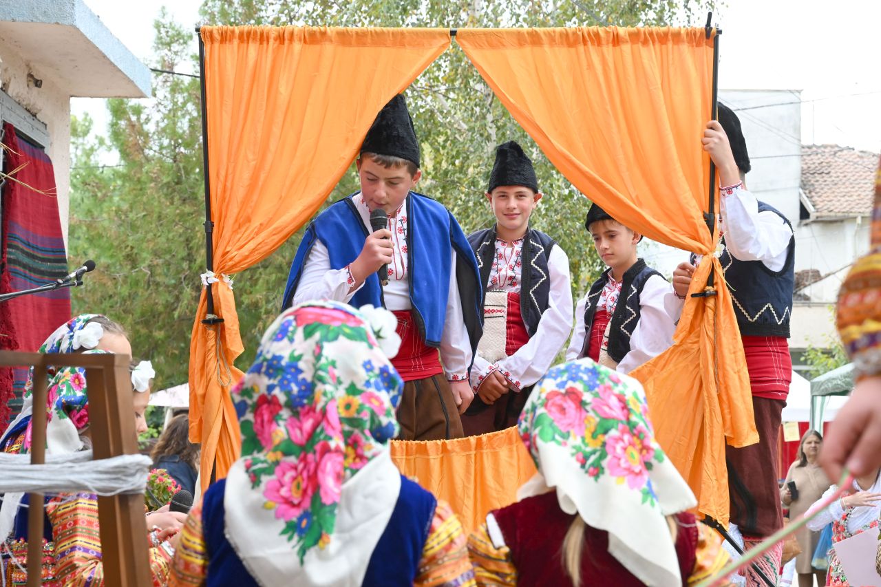<p>Между уханието на топъл хляб и бабините рецепти, фестивалът в село Генерал Тодоров оживя в цялата си прелест благодарение на автентичните носии, багрите и мистичната красота на рибновската гелина.</p>