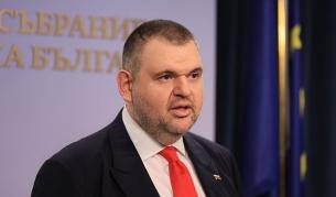 Пеевски отговори на Радев: Олигархията е на едно място - в кабинета на премиера