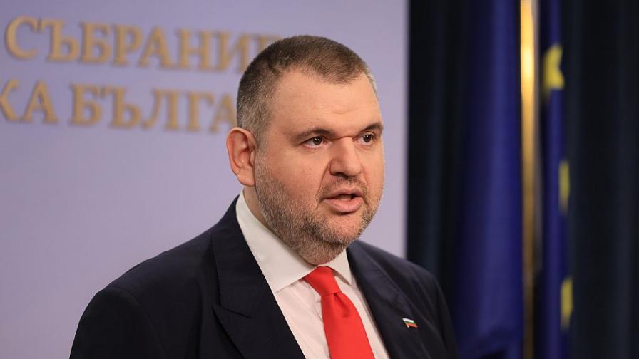 Пеевски отговори на Радев: Олигархията е на едно място - в кабинета на премиера