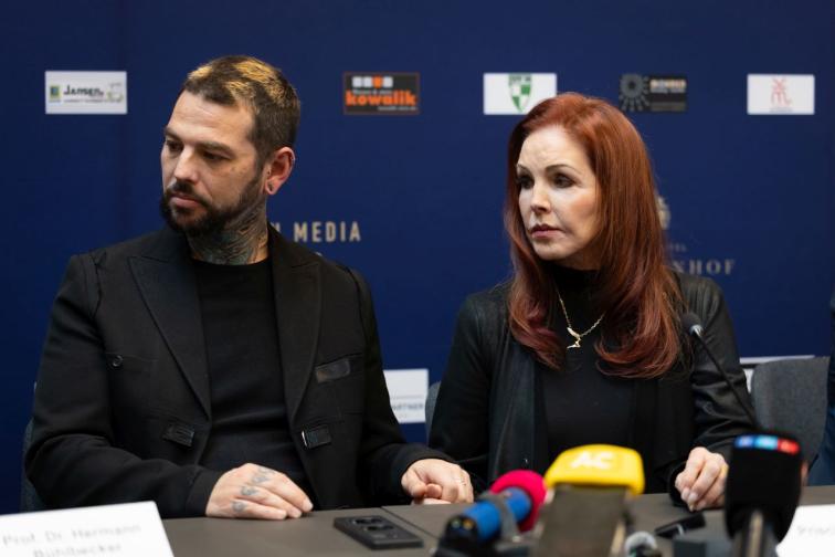 Пресила Пресли със сина си