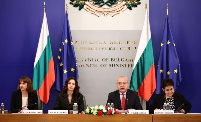 Нови данъци за мощните коли и промени при ваучерите за храна: Какво предвижда пакетът за 2027 г.