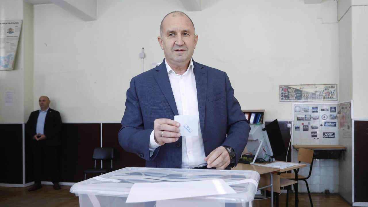 <p>Днес в София, 25 октомври, в Професионална гимназия по транспорт &bdquo;Макгахан&ldquo;, Румен Радев гласува за президент на Република България.</p>
