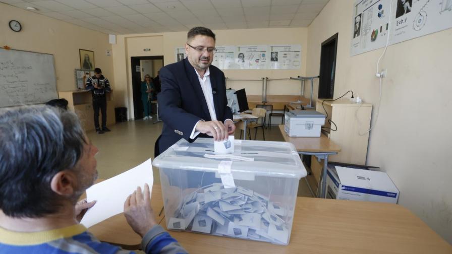 В СНИМКИ: Кандидатите за президент и...