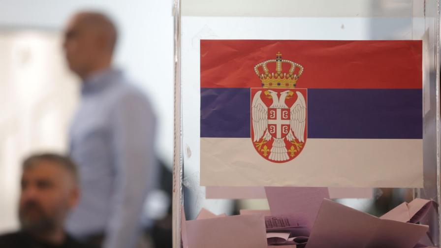 След операция, по халат и с катетър: Мъж отиде да гласува в Белград