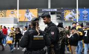 Полицейски служители патрулират по улиците на Париж