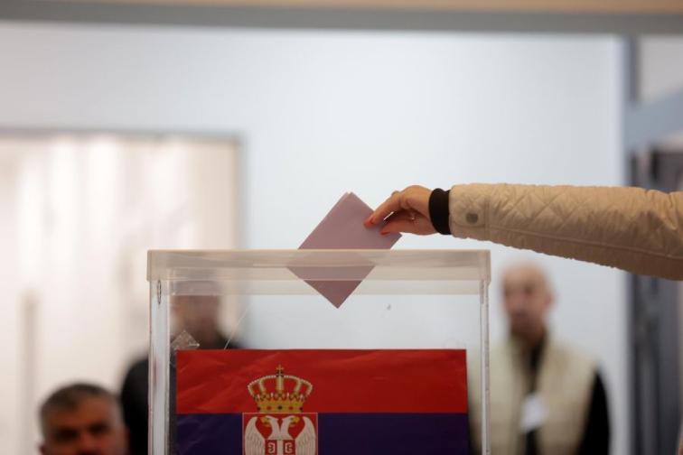 Вучич със съпругата си в бяло младоженци пред урните и