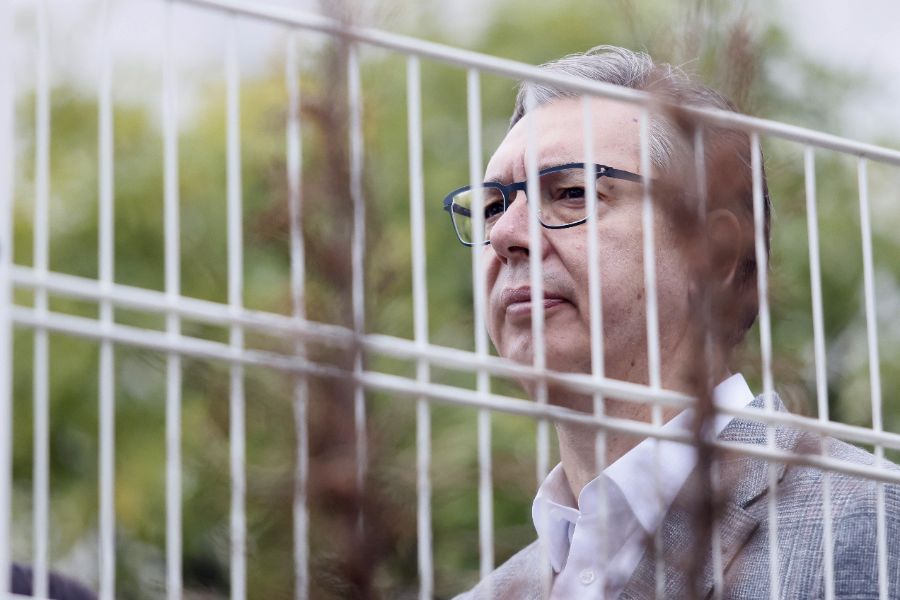 <p>Сватбена еуфория и политически страсти: Вучич със съпругата си в бяло, младоженци пред урните и опашки за вота в Сърбия.</p>
