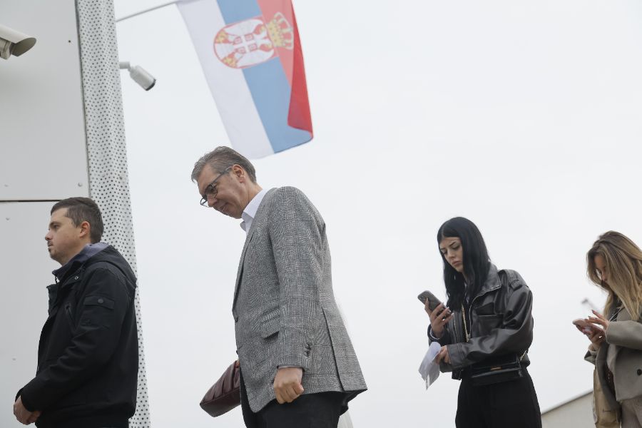 <p>Сватбена еуфория и политически страсти: Вучич със съпругата си в бяло, младоженци пред урните и опашки за вота в Сърбия.</p>