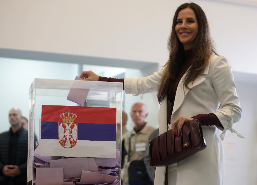 <p>Сватбена еуфория и политически страсти: Вучич със съпругата си в бяло, младоженци пред урните и опашки за вота в Сърбия.</p>