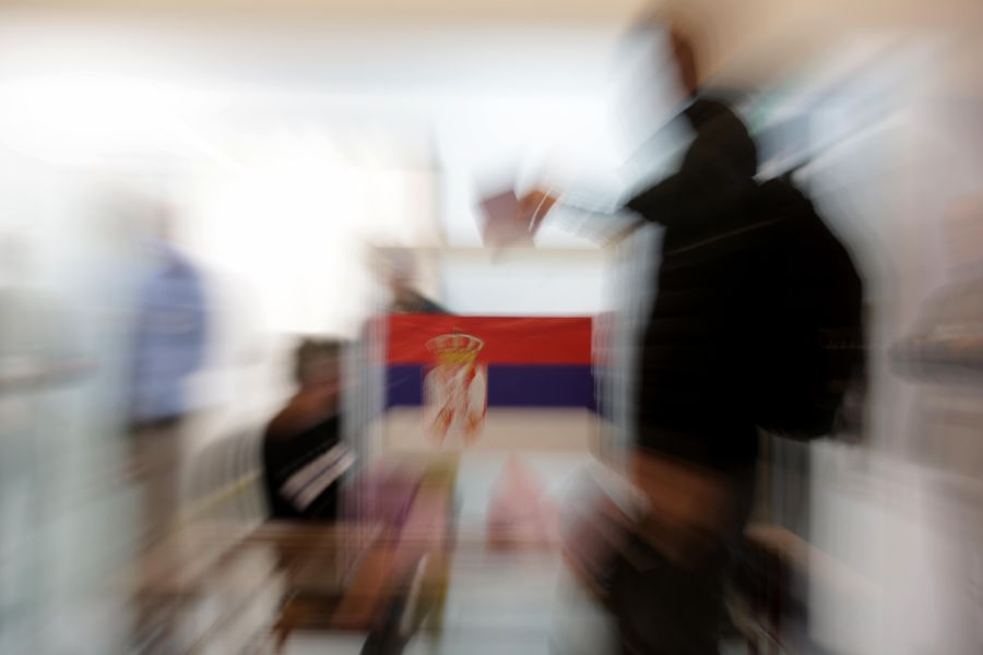 <p>Сватбена еуфория и политически страсти: Вучич със съпругата си в бяло, младоженци пред урните и опашки за вота в Сърбия.</p>