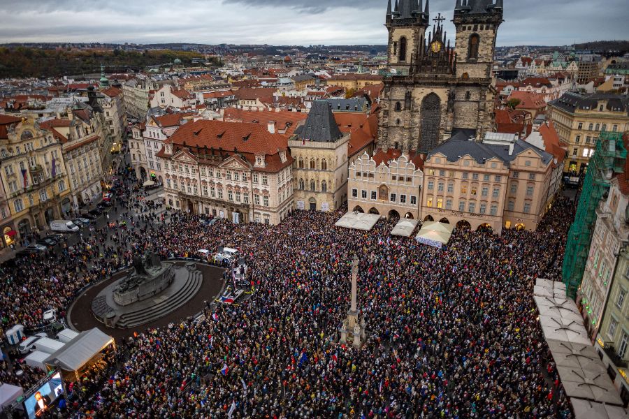 <p>Протестиращи опитаха да нахлуят в парламента в Чехия.</p>