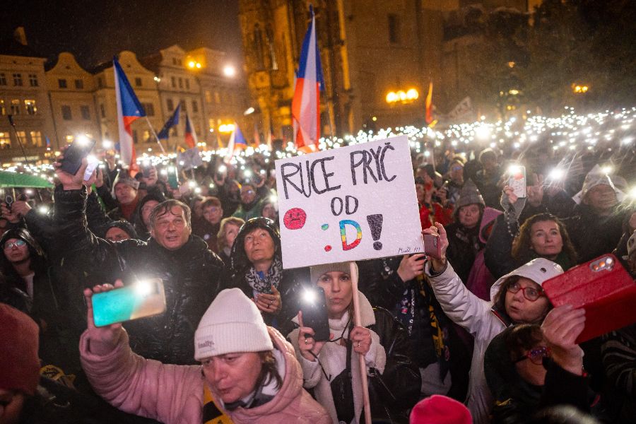<p>Протестиращи опитаха да нахлуят в парламента в Чехия.</p>