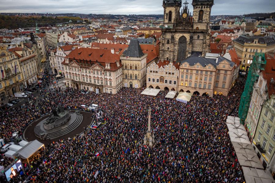 <p>Протестиращи опитаха да нахлуят в парламента в Чехия.</p>