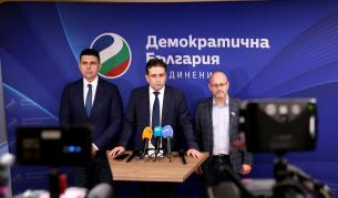 Лидерите на „Демократична България“ дават изявление за медиите в централата на „Да, България“ в София. На снимката (от ляво надясно): съпредседателите на „Да, България“ Ивайло Мирчев и Божидар Божанов и председателят на „Демократи за силна България“ (ДСБ) Радан Кънев.