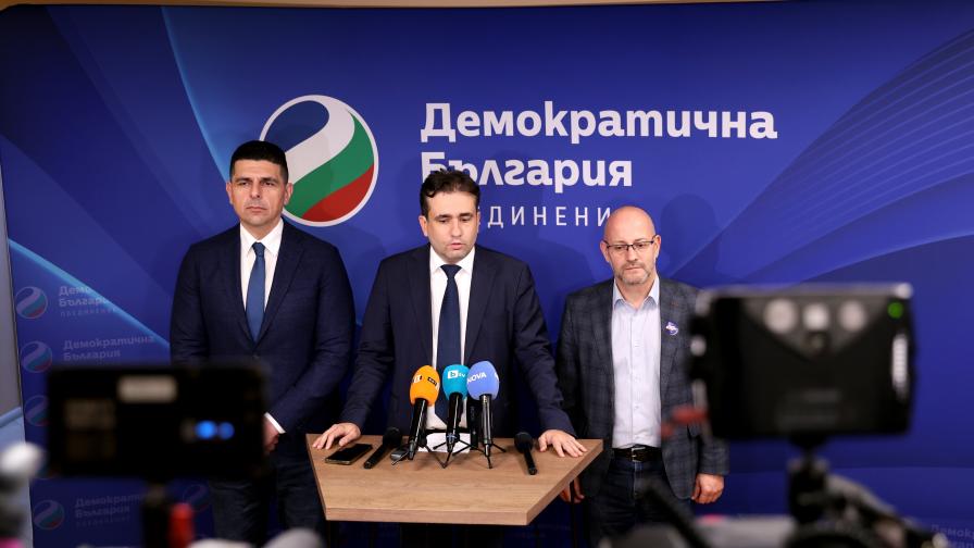 Лидерите на „Демократична България“ дават изявление за медиите в централата на „Да, България“ в София. На снимката (от ляво надясно): съпредседателите на „Да, България“ Ивайло Мирчев и Божидар Божанов и председателят на „Демократи за силна България“ (ДСБ) Радан Кънев.
