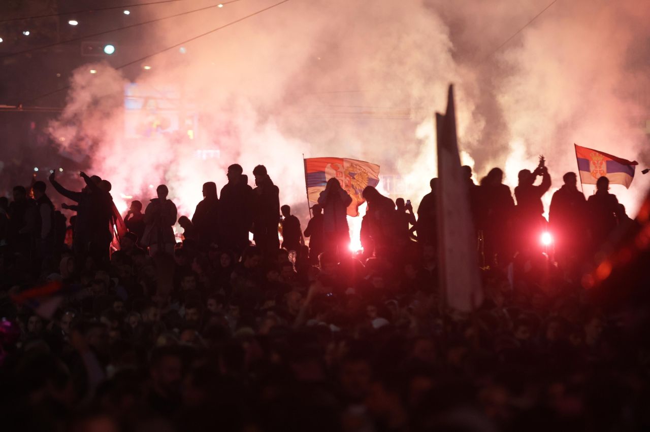 <p>Историческата изборна нощ в Сърбия превърна улиците на Белград, Нови Сад и десетки други градове в сцена на всеобща еуфория. След като Александър Вучич призна поражението си пред Студентската листа, хиляди граждани остана до зори по площади и кръстовища, за да отпразнуват края на 14-годишната ера на управляващата партия</p>