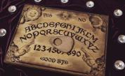 От салонна игра до символ на ужаса: Невероятната истинска история зад името на дъската Уиджа