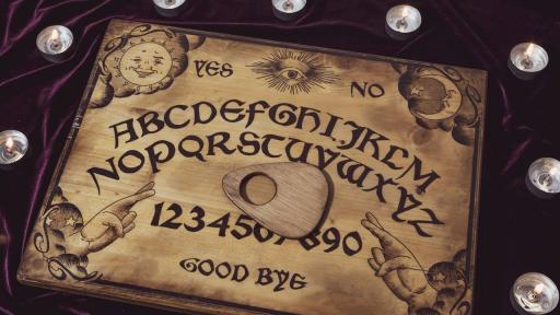 От салонна игра до символ на ужаса: Невероятната истинска история зад името на дъската Уиджа