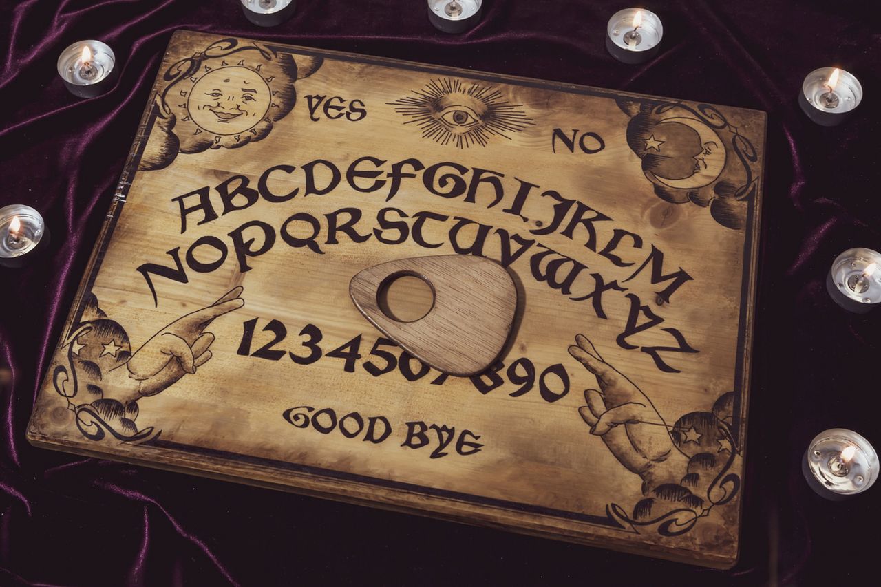 От салонна игра до символ на ужаса: Невероятната истинска история зад името на дъската Уиджа