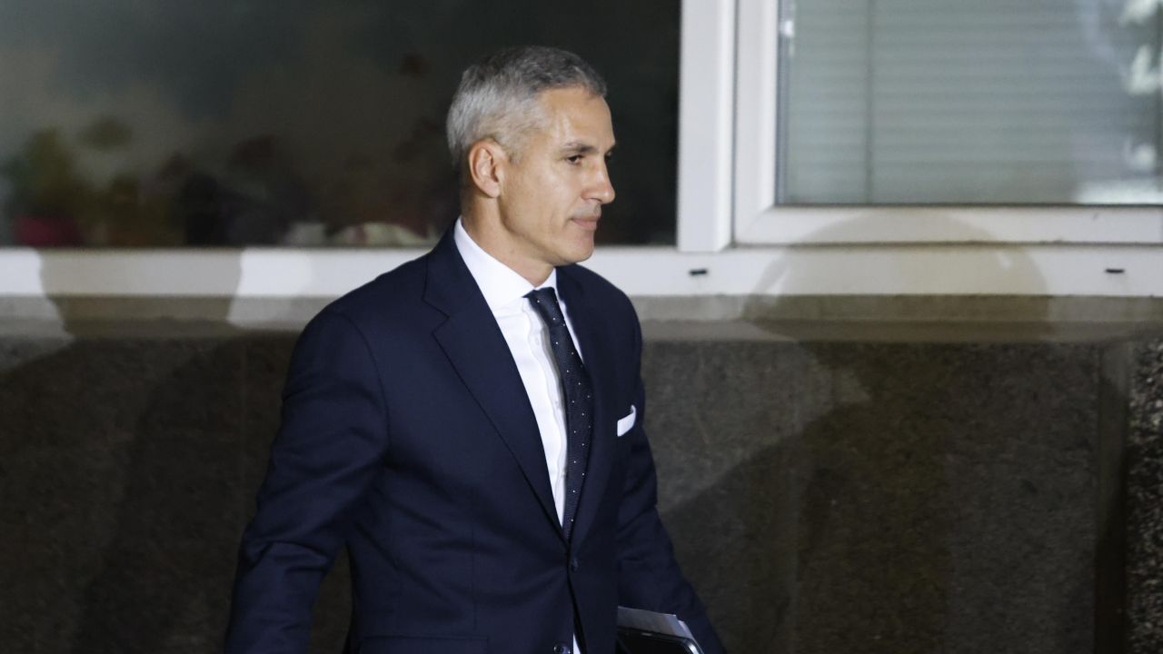<p>Кандидатите за президент Илияна Йотова и Андрей Гюров пристигат в сградата на БНТ броени минути преди единствения си пряк телевизионен дебат преди балотажа на 1 ноември.</p>