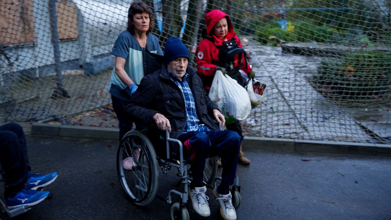 Евакуация в Олешки: Пътят към Украйна минава през Русия