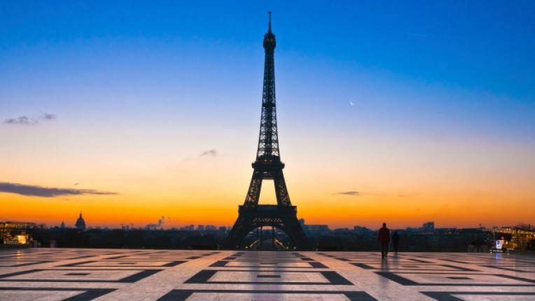 феминизъм фалически символ Айфелова кула Париж туристи мачизъм равенство между