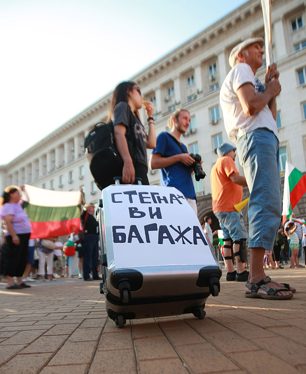 За девети ден десетки хиляди хора поискаха оставка на правителството. Според много от присъстващите на протеста той е бил най-многолюдният досега. От МВР няма информация колко хора са се включили в шествията.